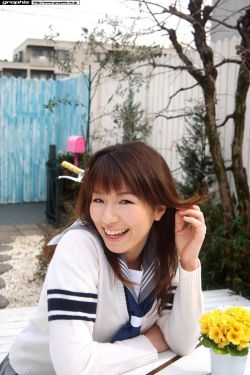 一枝红艳露凝香